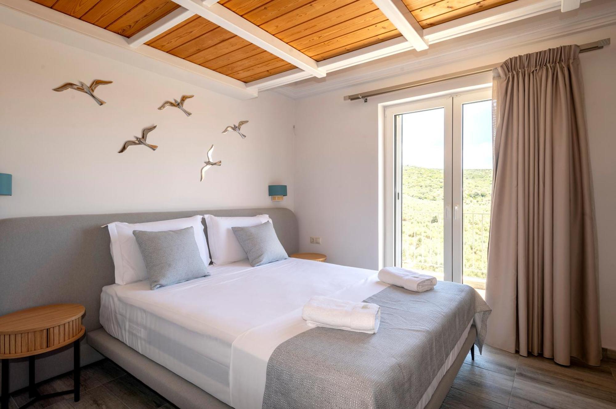 Alma Hills Gialova Apartment Bagian luar foto