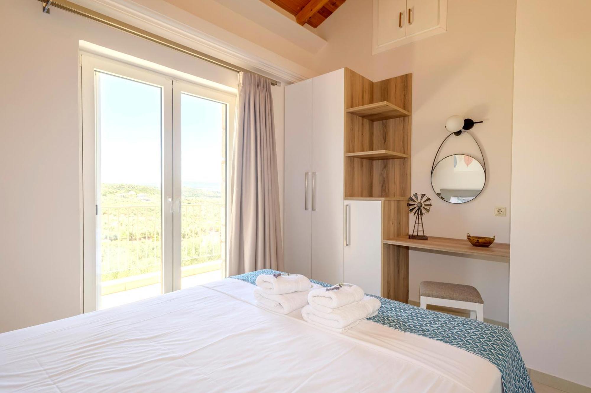 Alma Hills Gialova Apartment Bagian luar foto