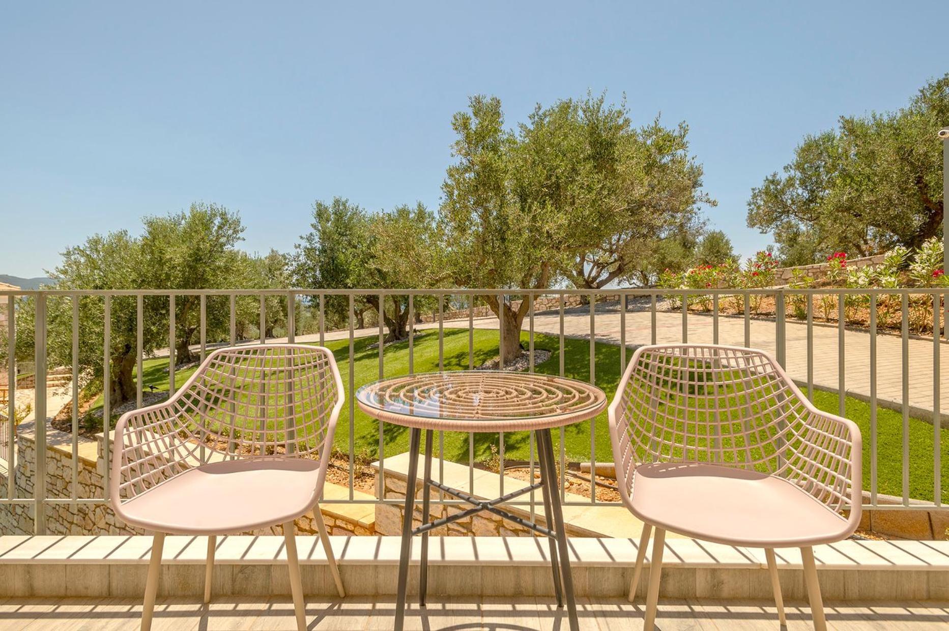 Alma Hills Gialova Apartment Bagian luar foto