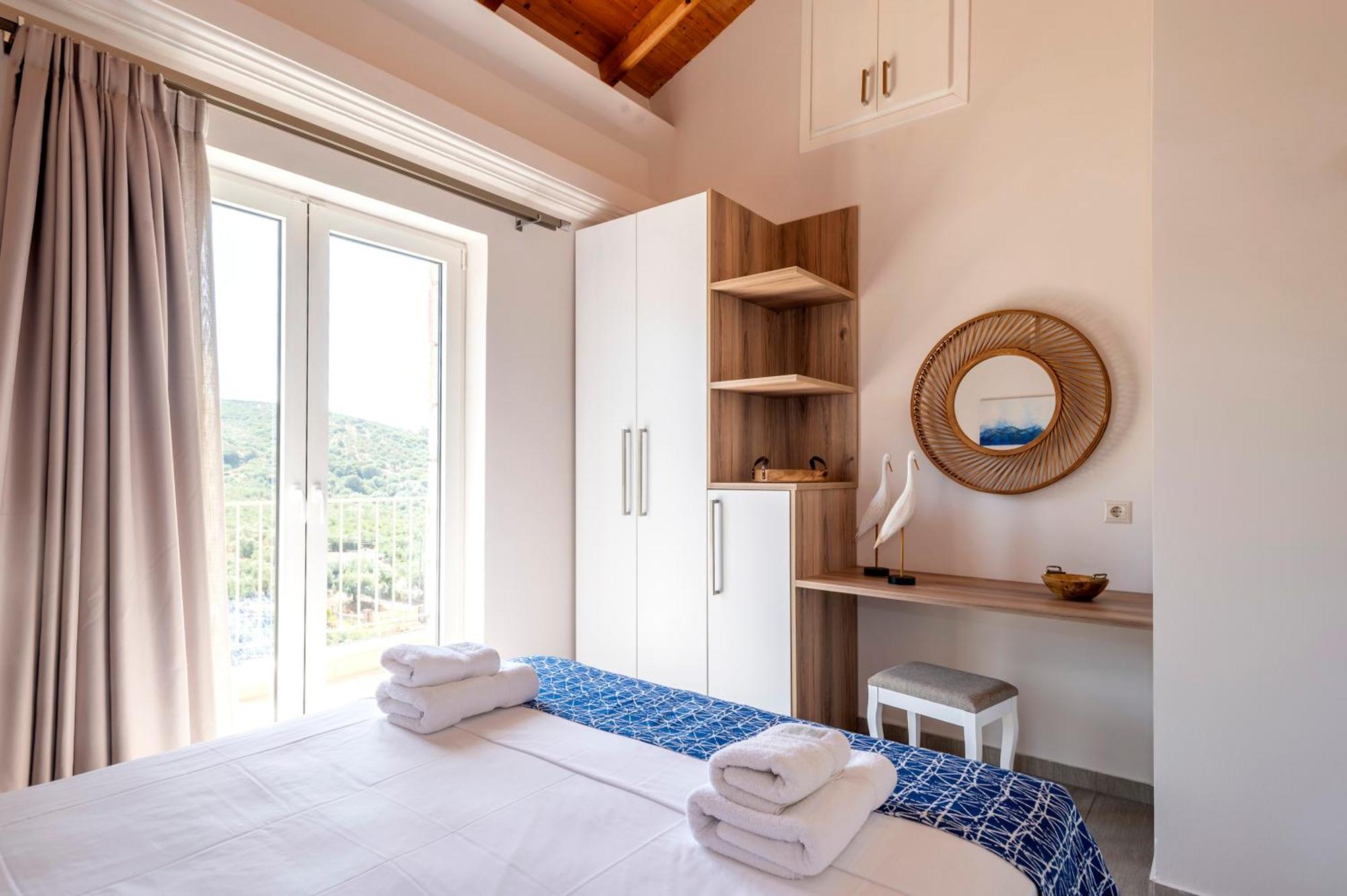 Alma Hills Gialova Apartment Bagian luar foto